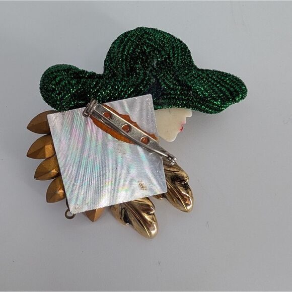 Elegant Green Hat Lady Brooch with Gold Accents Benetto - Picture 4 of 4